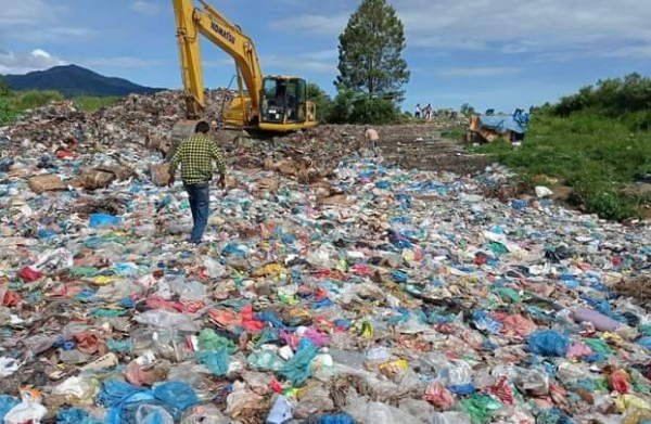 3 Bulan Tak Diberi Upah, Petugas Kebersihan Sebar Sampah 20 Ton Depan Kantor Bupati
