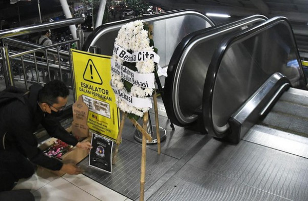 Pengguna KRL Beri Karangan Bunga Peringati 100 Hari ‘Wafatnya’ Eskalator Stasiun Bekasi